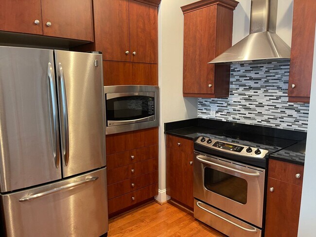 Building Photo - Your Dream Downtown Condo Awaits!