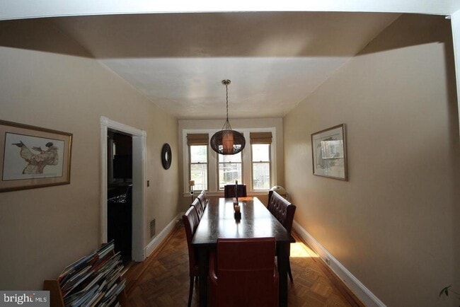 Building Photo - 1932 Summit Pl NE