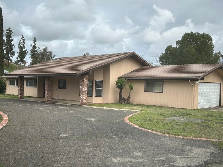 Circular drive. Front of house - 16280 Cattle Dr
