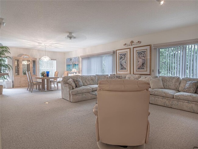 Building Photo - 920 E Lake Dr