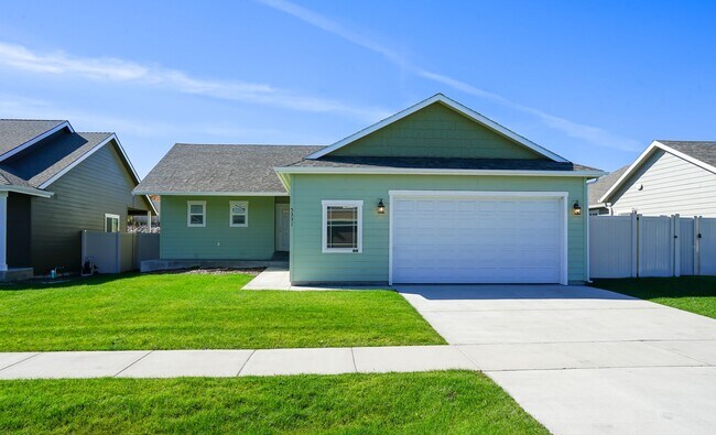 Building Photo - Great home just outside of Post Falls