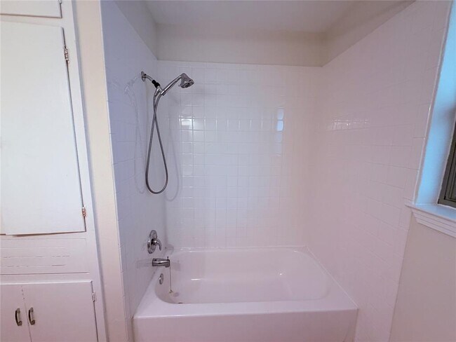 Building Photo - 5915 Sunshine Dr
