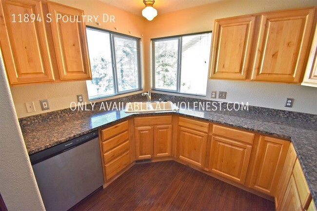 Building Photo - Beautiful 3 Bed Draper Top Floor Unit! No ...