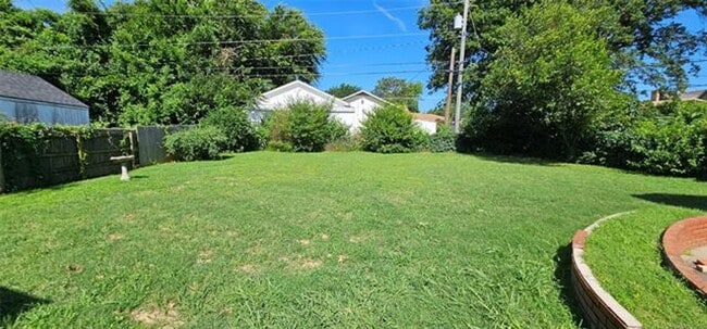 Building Photo - 3-bedroom, 1 bathroom, 1 car attached gara...