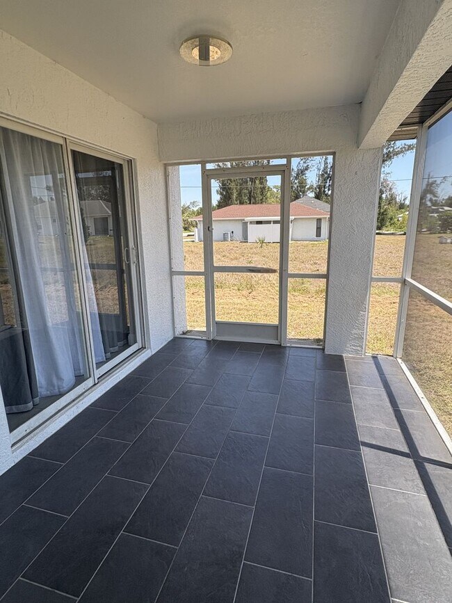 Building Photo - 3/2/2 with Solar!