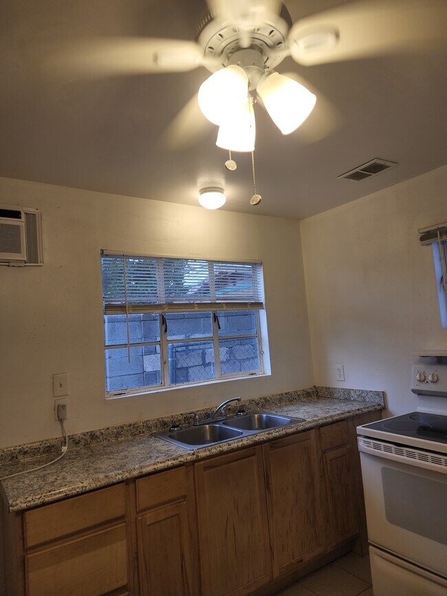 Building Photo - 1516 Carlisle Blvd SE