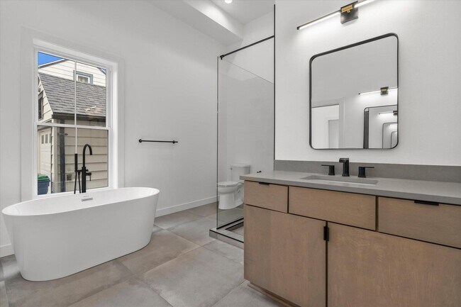 Building Photo - 308 Oak St