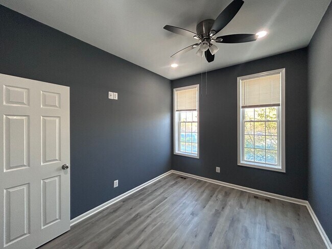 Building Photo - Baltimore - 2 + Den Bedrooms and 1.5 baths Available!
