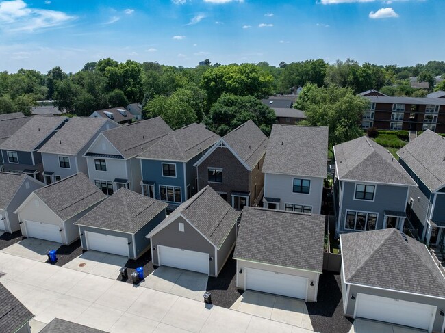 Building Photo - 1124 Edgehill Rd