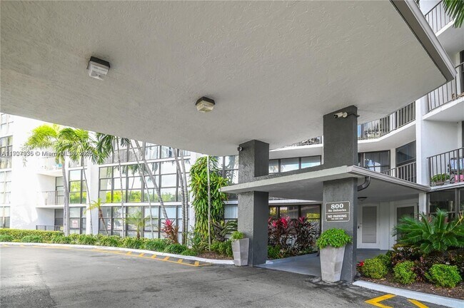 Building Photo - 800 Parkview Dr