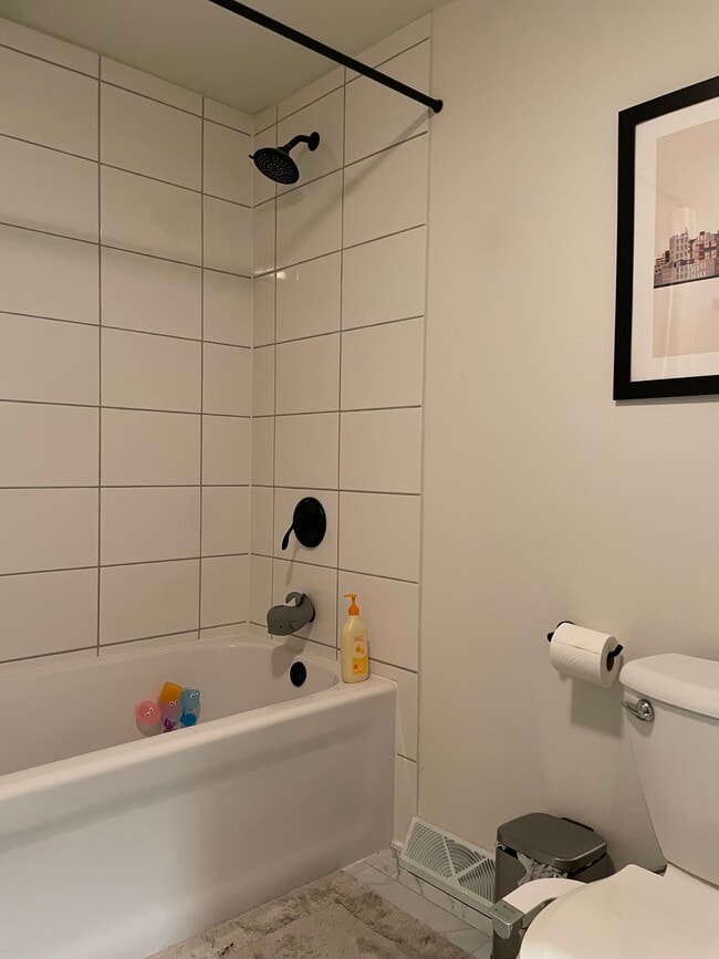 Building Photo - 1721 N High Point Rd