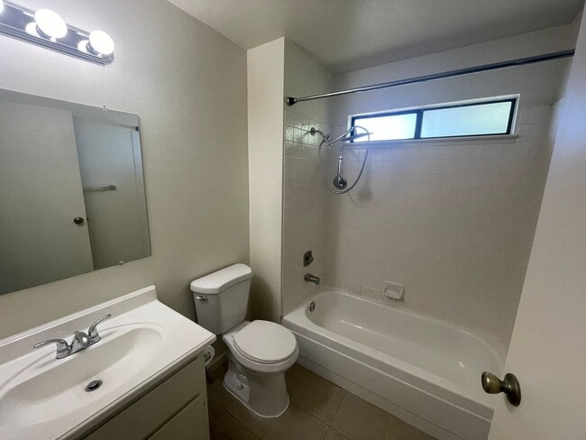 Building Photo - Cute 3 Bedroom Townhome close to UNR