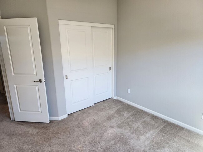 Building Photo - Beautiful Townhome in South Temecula with Views!