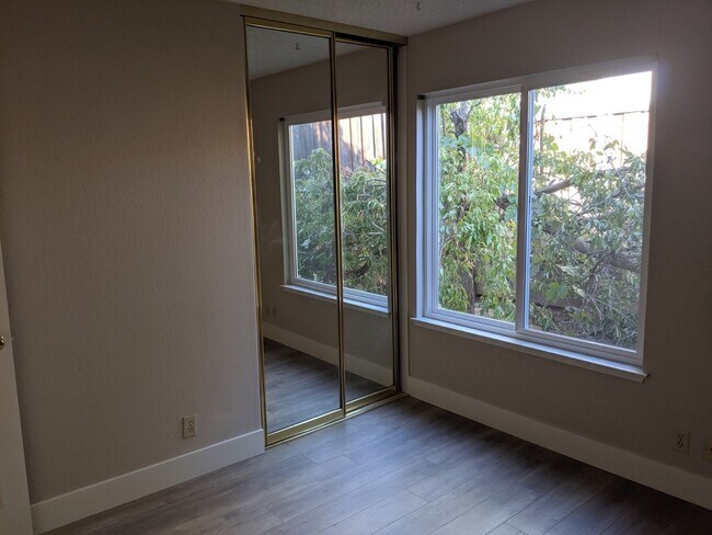 Building Photo - Remodeled 4 Bed 2 Bath Beauty in Vintage H...