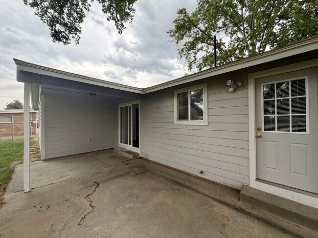 Building Photo - One Level Living w/ Private Oversized Backyard
