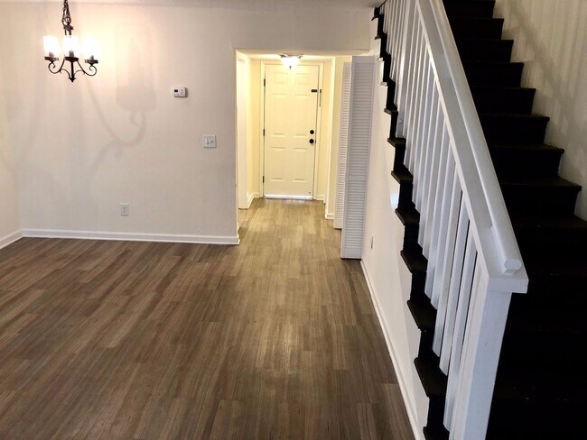 Building Photo - Newly Renovated Apartment at Village Green