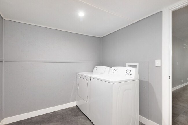 Building Photo - 1801 Elaine Dr