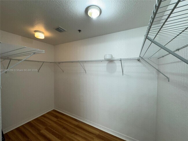 Building Photo - 9300 Fontainebleau Blvd