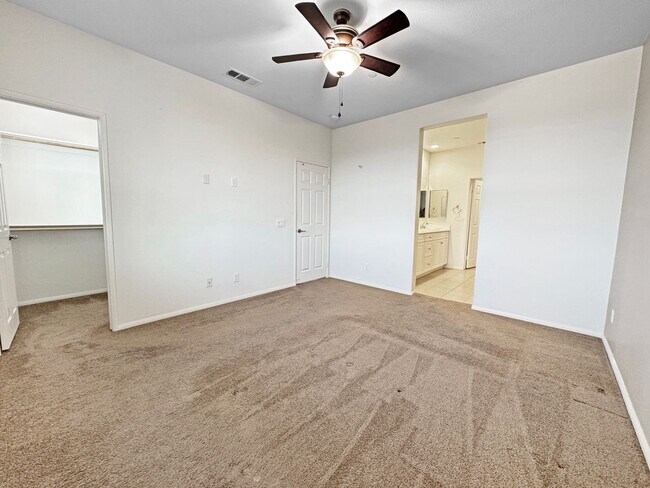 Building Photo - Spacious 3Bd/3.5Ba Home With Views and All...