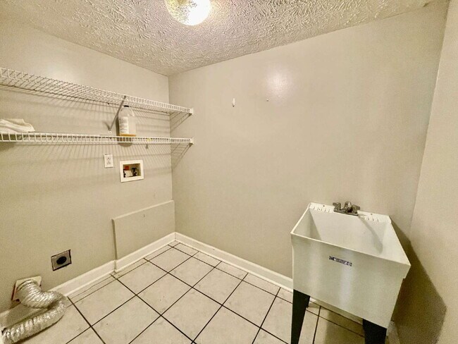 Building Photo - Spacious 3-Bedroom Nest with 2.5 Baths And...