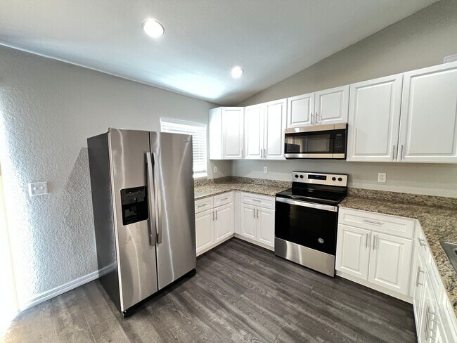 Building Photo - AWESOME 3 BD/2BA Home in Ocala!! Ready for Move-In