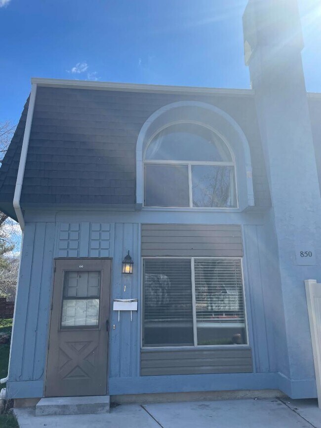 Building Photo - 850 E 275 N