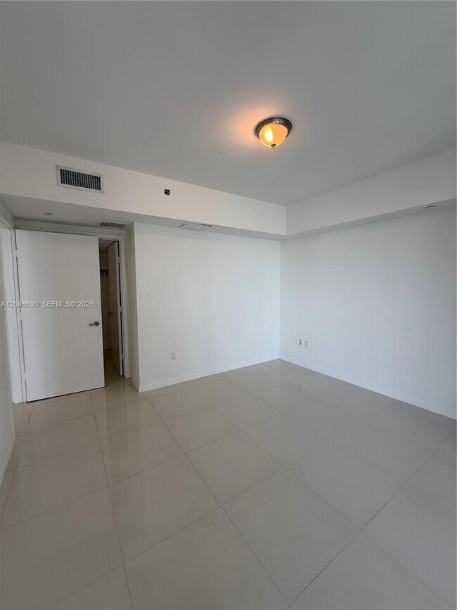 Building Photo - 495 Brickell Ave