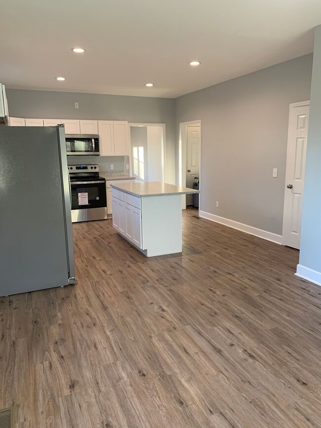 Building Photo - 3 Bedroom  2.5 Bath  with nice open yard!