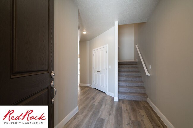 Building Photo - 4 Bedroom, 2.5 Bathroom Townhome in Hurric...