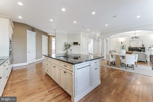 Building Photo - 829 Golden Arrow St