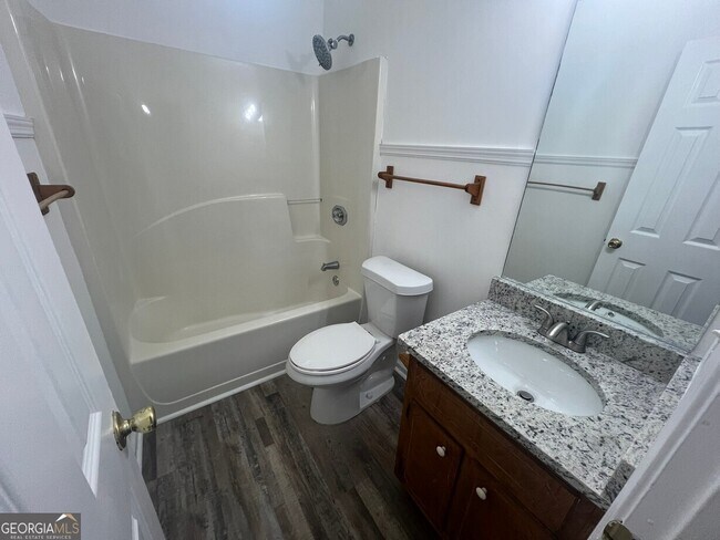Building Photo - 545 E Country Woods Dr