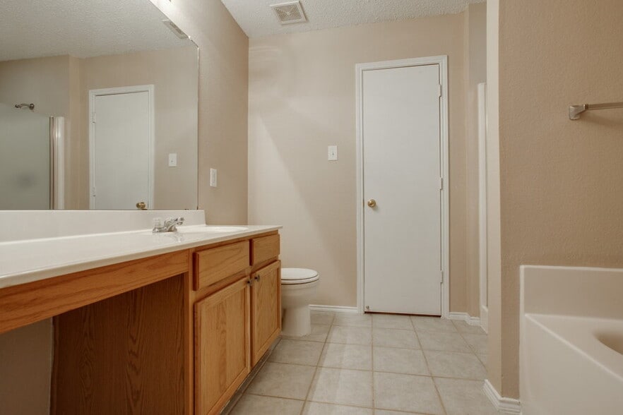 Building Photo - 10024 Chapel Rock Dr