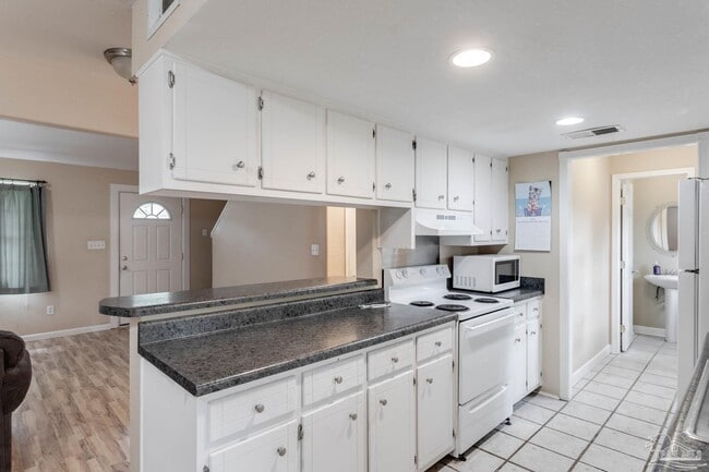 Building Photo - 6910 Heather Oaks Dr