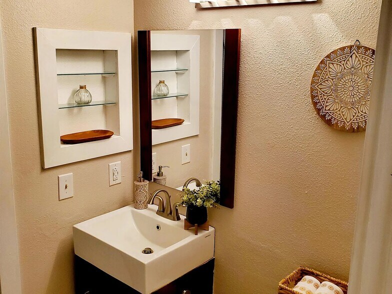 1.5 bath - 140 Uwapo Rd