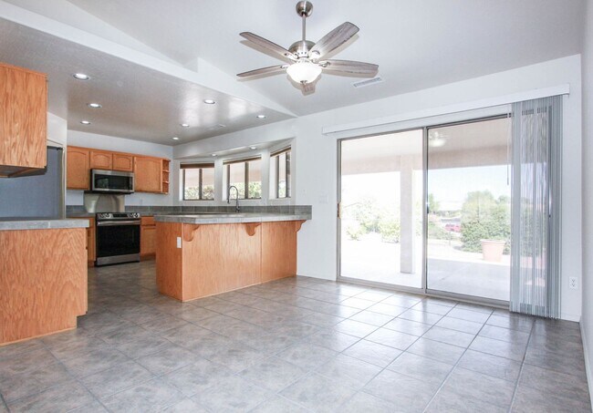 Building Photo - 4 Bedroom Home with 3 Car Garage in PV!