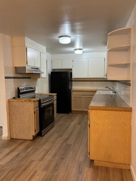 Building Photo - 13910 SE Newport Way