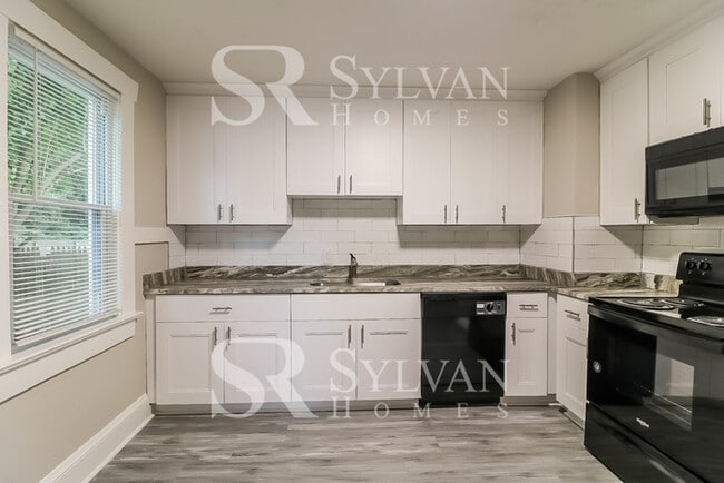 Building Photo - Enjoy living the good life in this 3 bedroom, 1 bathroom home