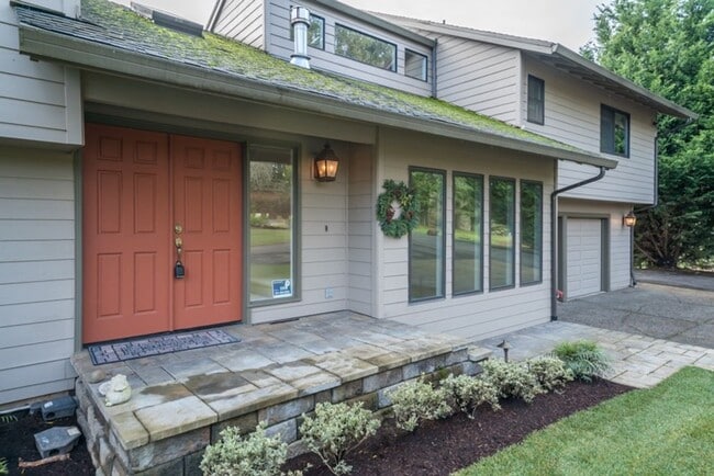 Building Photo - Escape to the Country, Spacious Contemporary in Wilsonville with Shop