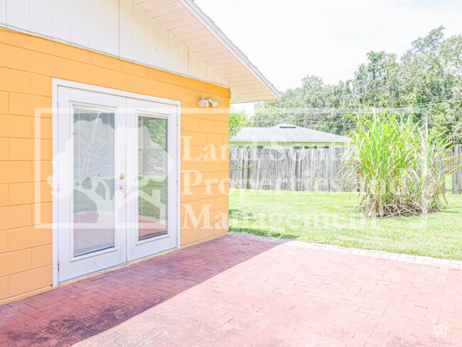 Building Photo - 631 Queens Loop N