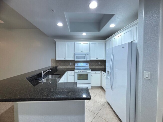 Building Photo - Spacious 3 Bed, 2 Bath Condo with 1 Car Ga...