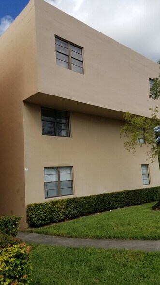 Building Photo - 10425 SW 112th Ave