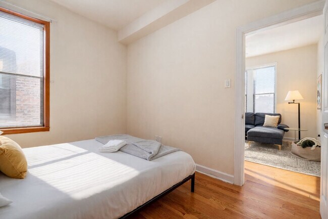 Building Photo - 906 N Damen Ave