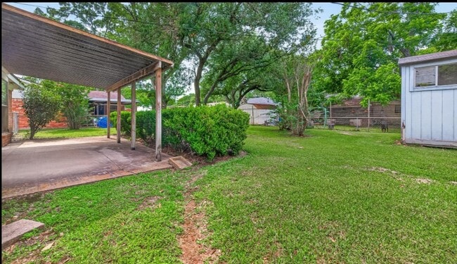 Building Photo - 2220 Ripple Creek Dr