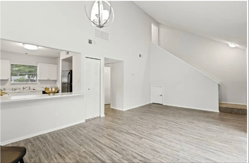 Building Photo - 2550 W Bird St