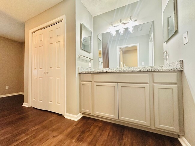 Building Photo - Newly Renovated 2 Bed, 2.5 Bath Chapel Hil...