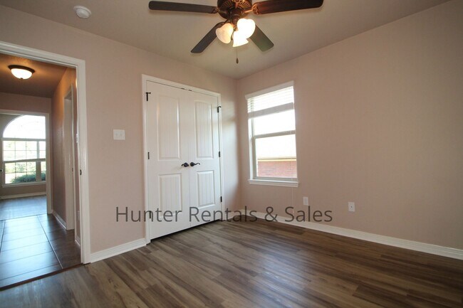 Building Photo - Evergreen Estates Beauty!