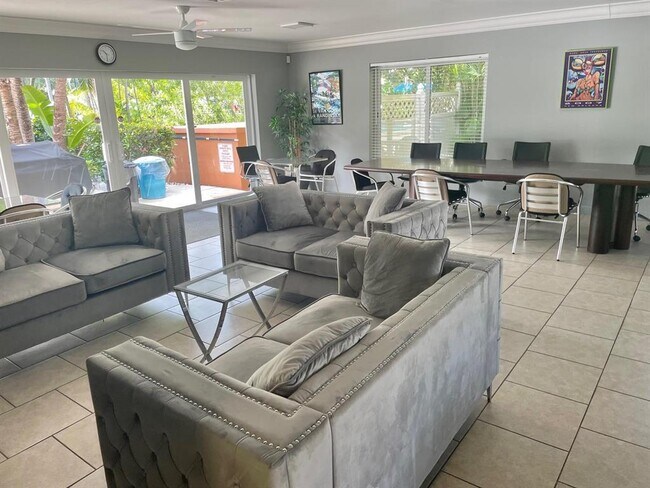 Building Photo - 136 NE 19th Ct