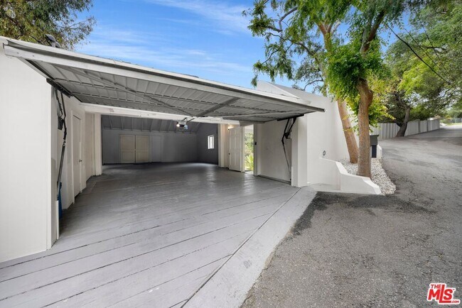Building Photo - 3210 Coldwater Canyon Ln