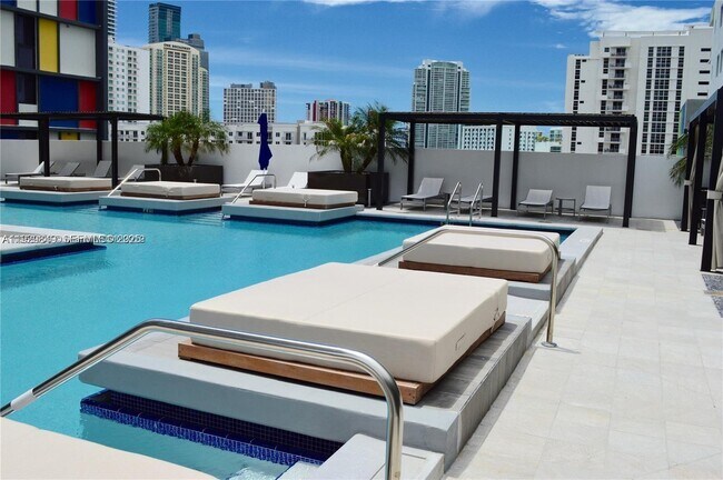 Building Photo - 1010 SW 2nd Ave