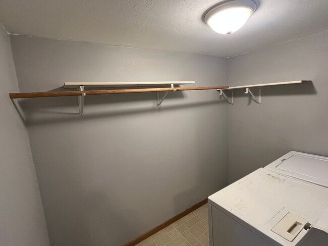 Building Photo - 2 Bed 1 Bath